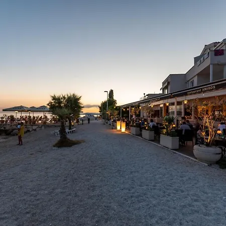 Penthouse La Vie With Seaview And Jacuzzi