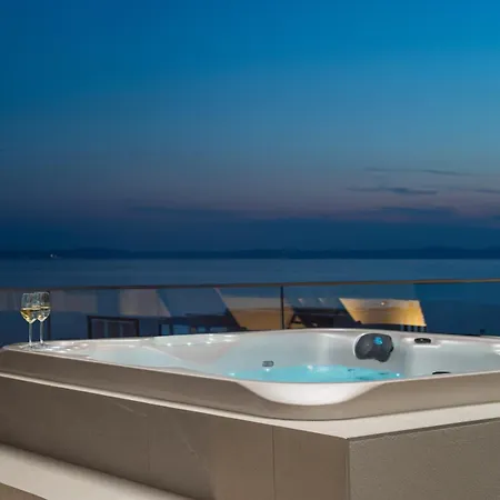 Apartment Penthouse La Vie With Seaview And Jacuzzi Podstrana