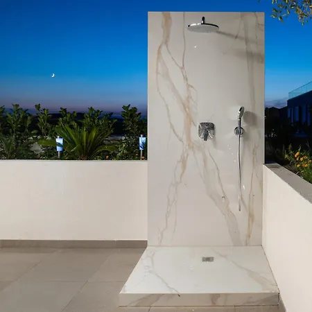 Penthouse La Vie With Seaview And Jacuzzi